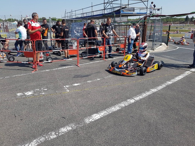 Kart Grand Prix of France - Heats: Pex (KZ) and Renaudin (KZ2) took the pole position. Kart Grand Prix of France - Heats: Pex (KZ) and Renaudin (KZ2) took the pole position.