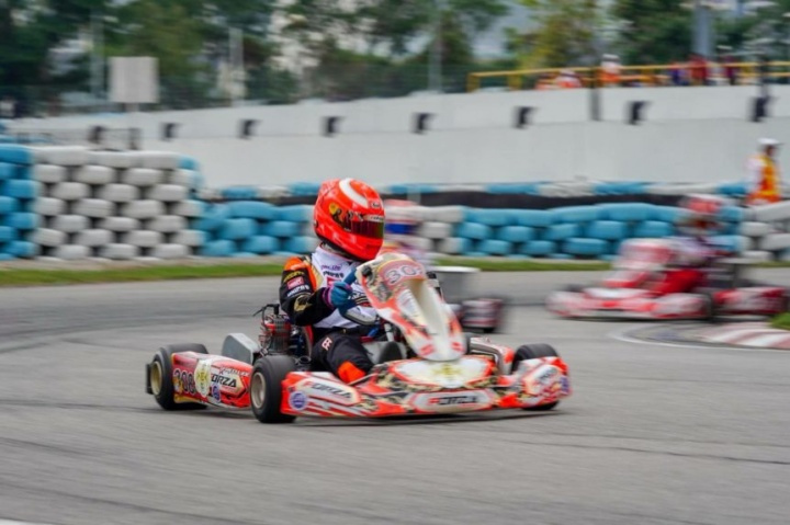 The team in the Top10 with Lee at the Macau International Kart Grand Prix .