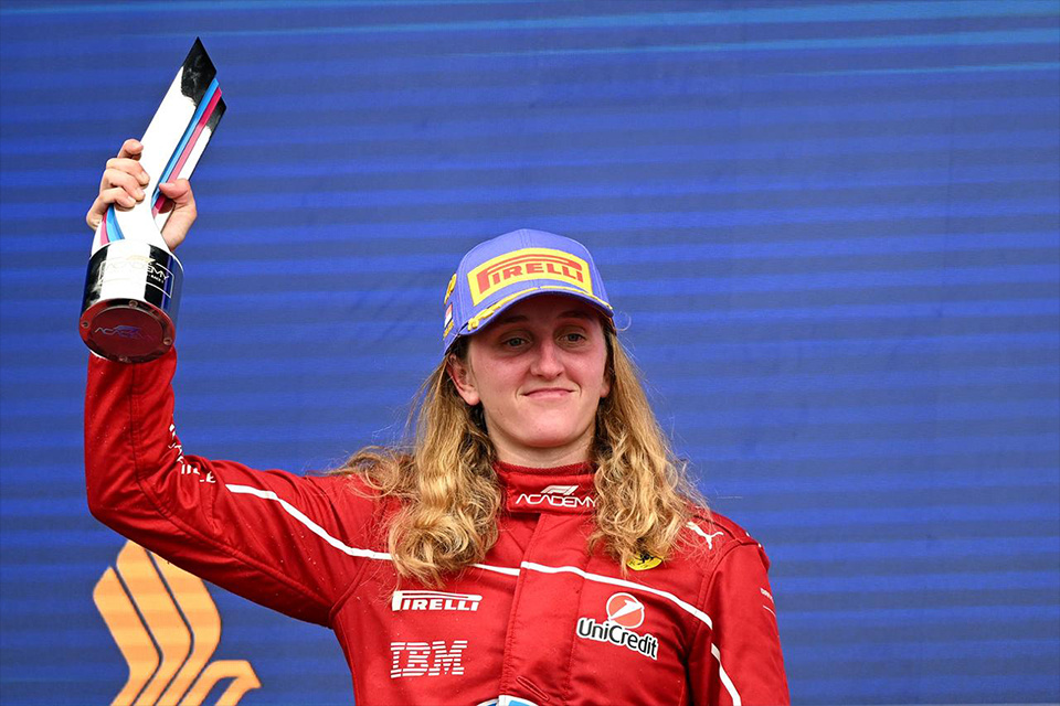 Maya Weug shines in Singapore, wins and keeps the title fight alive