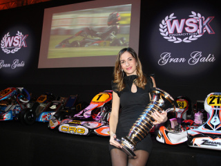 icole Tinini holding the “Driver of the Year” trophy given to Max Verstappen.